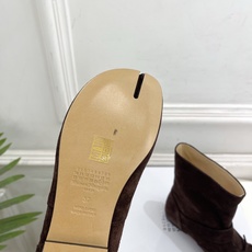 Maison Margiela· 马吉拉26𝐬𝐬 2026秋冬新品 MM6复古蝴蝶结皮带扣分趾短靴———————— M Maison Margiela· 马吉拉26𝐬𝐬 2026秋冬新品 MM6复古蝴蝶结皮带扣分趾短靴———————— M