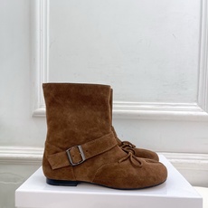 Maison Margiela· 马吉拉26𝐬𝐬 2026秋冬新品 MM6复古蝴蝶结皮带扣分趾短靴———————— M Maison Margiela· 马吉拉26𝐬𝐬 2026秋冬新品 MM6复古蝴蝶结皮带扣分趾短靴———————— M