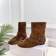 Maison Margiela· 马吉拉26𝐬𝐬 2026秋冬新品 MM6复古蝴蝶结皮带扣分趾短靴———————— M Maison Margiela· 马吉拉26𝐬𝐬 2026秋冬新品 MM6复古蝴蝶结皮带扣分趾短靴———————— M