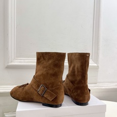 Maison Margiela· 马吉拉26𝐬𝐬 2026秋冬新品 MM6复古蝴蝶结皮带扣分趾短靴———————— M Maison Margiela· 马吉拉26𝐬𝐬 2026秋冬新品 MM6复古蝴蝶结皮带扣分趾短靴———————— M