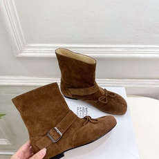 Maison Margiela· 马吉拉26𝐬𝐬 2026秋冬新品 MM6复古蝴蝶结皮带扣分趾短靴———————— M Maison Margiela· 马吉拉26𝐬𝐬 2026秋冬新品 MM6复古蝴蝶结皮带扣分趾短靴———————— M