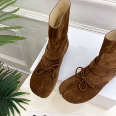 Maison Margiela· 马吉拉26𝐬𝐬 2026秋冬新品 MM6复古蝴蝶结皮带扣分趾短靴———————— M Maison Margiela· 马吉拉26𝐬𝐬 2026秋冬新品 MM6复古蝴蝶结皮带扣分趾短靴———————— M