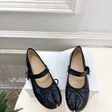 Maison Margiela· 马吉拉26𝐬𝐬 2026秋冬新品 MM6蝴蝶结分趾玛丽珍芭蕾鞋———————— MM Maison Margiela· 马吉拉26𝐬𝐬 2026秋冬新品 MM6蝴蝶结分趾玛丽珍芭蕾鞋———————— MM
