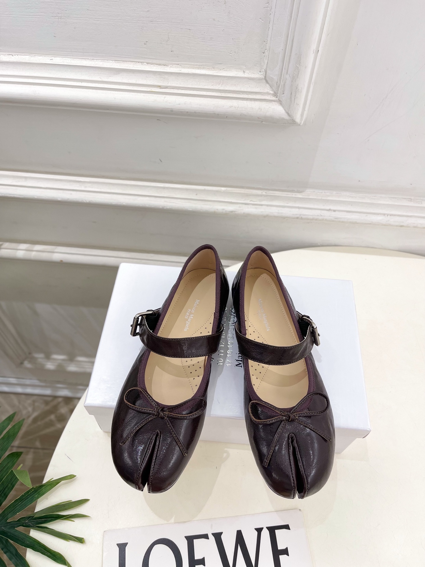 Maison Margiela· 马吉拉26𝐬𝐬  2026秋冬新品 MM6蝴蝶结分趾玛丽珍芭蕾鞋———————— MM