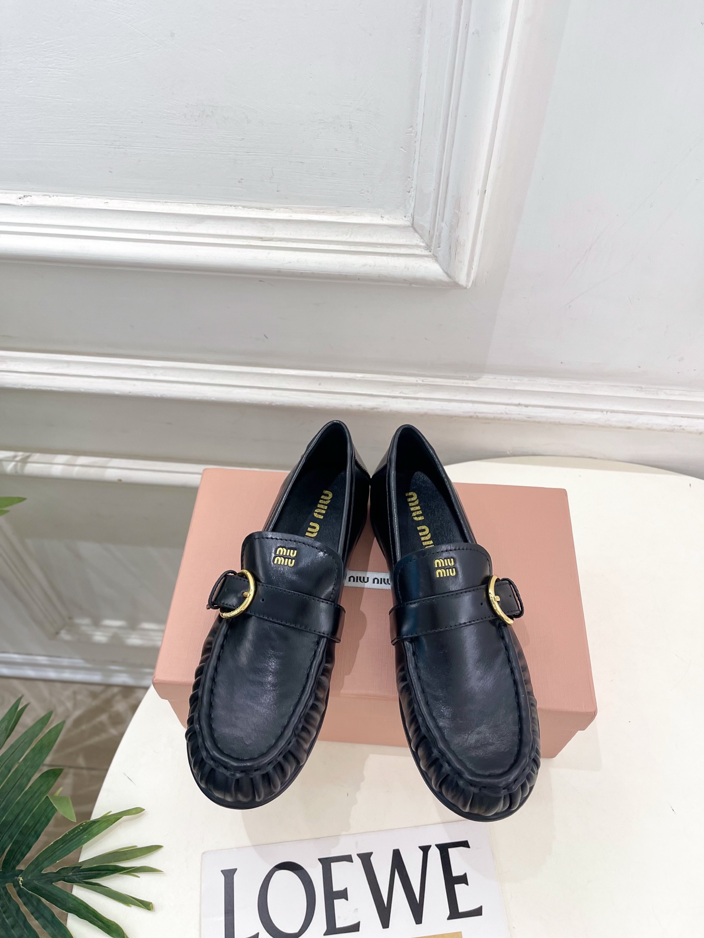 Miu Miu | 缪缪  26𝐬𝐬 🖤2026秋冬新品 专柜主打最新走秀款 miumiu字母复古皮带扣乐福鞋 火爆上新