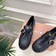 Miu Miu | 缪缪 26𝐬𝐬 🖤2026秋冬新品 专柜主打最新走秀款 miumiu字母复古皮带扣乐福鞋 火爆上新 Miu Miu | 缪缪 26𝐬𝐬 🖤2026秋冬新品 专柜主打最新走秀款 miumiu字母复古皮带扣乐福鞋 火爆上新
