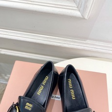 Miu Miu | 缪缪 26𝐬𝐬 🖤2026秋冬新品 专柜主打最新走秀款 miumiu字母复古皮带扣乐福鞋 火爆上新 Miu Miu | 缪缪 26𝐬𝐬 🖤2026秋冬新品 专柜主打最新走秀款 miumiu字母复古皮带扣乐福鞋 火爆上新