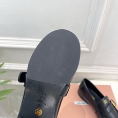 Miu Miu | 缪缪 26𝐬𝐬 🖤2026秋冬新品 专柜主打最新走秀款 miumiu字母复古皮带扣乐福鞋 火爆上新 Miu Miu | 缪缪 26𝐬𝐬 🖤2026秋冬新品 专柜主打最新走秀款 miumiu字母复古皮带扣乐福鞋 火爆上新