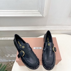Miu Miu | 缪缪 26𝐬𝐬 🖤2026秋冬新品 专柜主打最新走秀款 miumiu字母复古皮带扣乐福鞋 火爆上新 Miu Miu | 缪缪 26𝐬𝐬 🖤2026秋冬新品 专柜主打最新走秀款 miumiu字母复古皮带扣乐福鞋 火爆上新