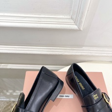Miu Miu | 缪缪 26𝐬𝐬 🖤2026秋冬新品 专柜主打最新走秀款 miumiu字母复古皮带扣乐福鞋 火爆上新 Miu Miu | 缪缪 26𝐬𝐬 🖤2026秋冬新品 专柜主打最新走秀款 miumiu字母复古皮带扣乐福鞋 火爆上新