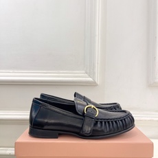 Miu Miu | 缪缪 26𝐬𝐬 🖤2026秋冬新品 专柜主打最新走秀款 miumiu字母复古皮带扣乐福鞋 火爆上新 Miu Miu | 缪缪 26𝐬𝐬 🖤2026秋冬新品 专柜主打最新走秀款 miumiu字母复古皮带扣乐福鞋 火爆上新