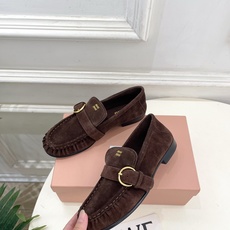Miu Miu | 缪缪 26𝐬𝐬 🖤2026秋冬新品 专柜主打最新走秀款 miumiu字母复古皮带扣乐福鞋 火爆上新 Miu Miu | 缪缪 26𝐬𝐬 🖤2026秋冬新品 专柜主打最新走秀款 miumiu字母复古皮带扣乐福鞋 火爆上新