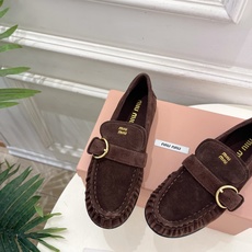 Miu Miu | 缪缪 26𝐬𝐬 🖤2026秋冬新品 专柜主打最新走秀款 miumiu字母复古皮带扣乐福鞋 火爆上新 Miu Miu | 缪缪 26𝐬𝐬 🖤2026秋冬新品 专柜主打最新走秀款 miumiu字母复古皮带扣乐福鞋 火爆上新