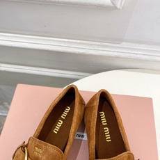Miu Miu | 缪缪 26𝐬𝐬 🖤2026秋冬新品 专柜主打最新走秀款 miumiu字母复古皮带扣乐福鞋 火爆上新 Miu Miu | 缪缪 26𝐬𝐬 🖤2026秋冬新品 专柜主打最新走秀款 miumiu字母复古皮带扣乐福鞋 火爆上新