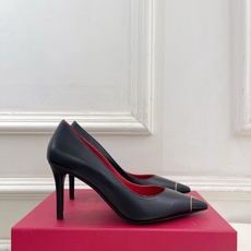 Valentino 华伦天奴 26𝐬𝐬 2026秋冬新品 金属小V扣尖头高跟单鞋 上新☑️ —————————————— Valentino 华伦天奴 26𝐬𝐬 2026秋冬新品 金属小V扣尖头高跟单鞋 上新☑️ ——————————————