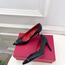 Valentino 华伦天奴 26𝐬𝐬 2026秋冬新品 金属小V扣尖头高跟单鞋 上新☑️ —————————————— Valentino 华伦天奴 26𝐬𝐬 2026秋冬新品 金属小V扣尖头高跟单鞋 上新☑️ ——————————————