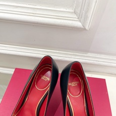 Valentino 华伦天奴 26𝐬𝐬 2026秋冬新品 金属小V扣尖头高跟单鞋 上新☑️ —————————————— Valentino 华伦天奴 26𝐬𝐬 2026秋冬新品 金属小V扣尖头高跟单鞋 上新☑️ ——————————————