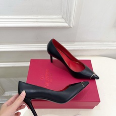 Valentino 华伦天奴 26𝐬𝐬 2026秋冬新品 金属小V扣尖头高跟单鞋 上新☑️ —————————————— Valentino 华伦天奴 26𝐬𝐬 2026秋冬新品 金属小V扣尖头高跟单鞋 上新☑️ ——————————————