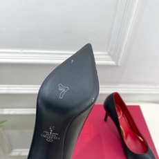 Valentino 华伦天奴 26𝐬𝐬 2026秋冬新品 金属小V扣尖头高跟单鞋 上新☑️ —————————————— Valentino 华伦天奴 26𝐬𝐬 2026秋冬新品 金属小V扣尖头高跟单鞋 上新☑️ ——————————————