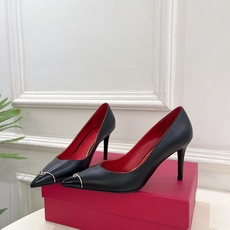Valentino 华伦天奴 26𝐬𝐬 2026秋冬新品 金属小V扣尖头高跟单鞋 上新☑️ —————————————— Valentino 华伦天奴 26𝐬𝐬 2026秋冬新品 金属小V扣尖头高跟单鞋 上新☑️ ——————————————