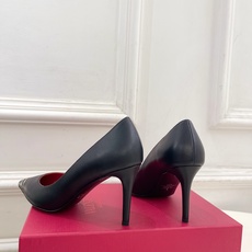 Valentino 华伦天奴 26𝐬𝐬 2026秋冬新品 金属小V扣尖头高跟单鞋 上新☑️ —————————————— Valentino 华伦天奴 26𝐬𝐬 2026秋冬新品 金属小V扣尖头高跟单鞋 上新☑️ ——————————————