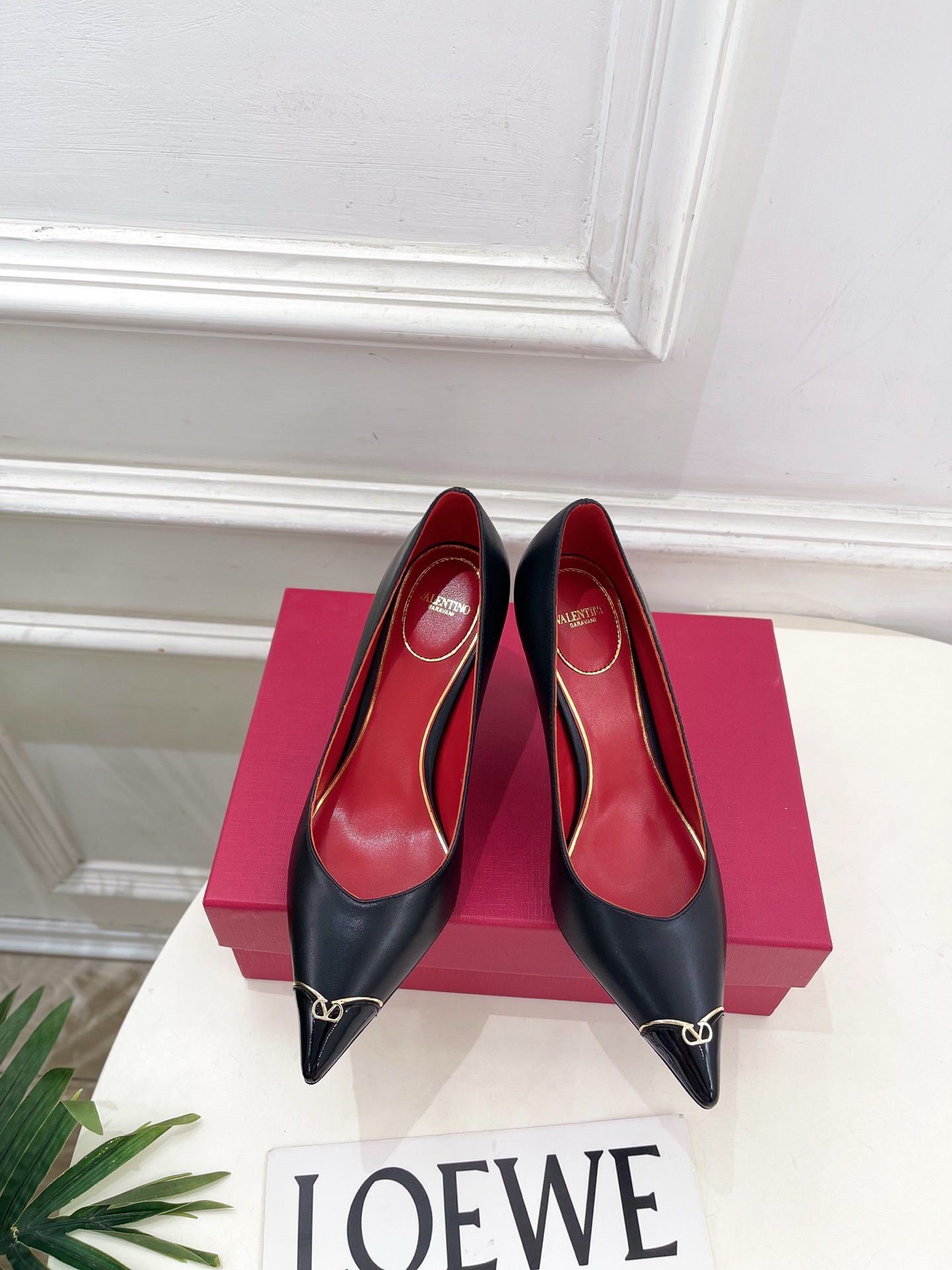 Valentino 华伦天奴 26𝐬𝐬 2026秋冬新品 金属小V扣尖头高跟单鞋 上新☑️ ——————————————
