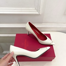 Valentino 华伦天奴 26𝐬𝐬 2026秋冬新品 金属小V扣尖头高跟单鞋 上新☑️ —————————————— Valentino 华伦天奴 26𝐬𝐬 2026秋冬新品 金属小V扣尖头高跟单鞋 上新☑️ ——————————————
