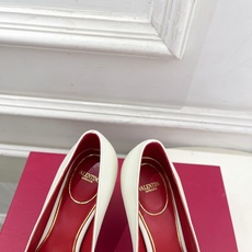 Valentino 华伦天奴 26𝐬𝐬 2026秋冬新品 金属小V扣尖头高跟单鞋 上新☑️ —————————————— Valentino 华伦天奴 26𝐬𝐬 2026秋冬新品 金属小V扣尖头高跟单鞋 上新☑️ ——————————————