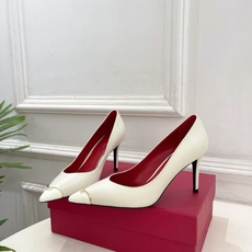 Valentino 华伦天奴 26𝐬𝐬 2026秋冬新品 金属小V扣尖头高跟单鞋 上新☑️ —————————————— Valentino 华伦天奴 26𝐬𝐬 2026秋冬新品 金属小V扣尖头高跟单鞋 上新☑️ ——————————————