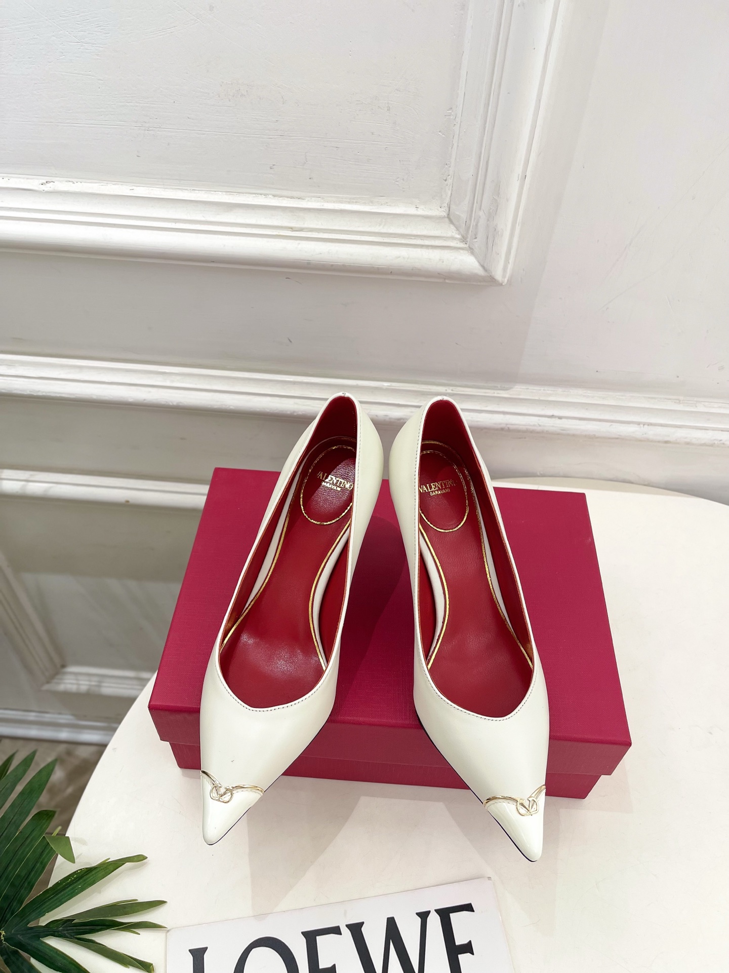 Valentino 华伦天奴 26𝐬𝐬 2026秋冬新品 金属小V扣尖头高跟单鞋 上新☑️ ——————————————