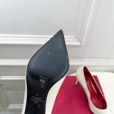 Valentino 华伦天奴 26𝐬𝐬 2026秋冬新品 金属小V扣尖头高跟单鞋 上新☑️ —————————————— Valentino 华伦天奴 26𝐬𝐬 2026秋冬新品 金属小V扣尖头高跟单鞋 上新☑️ ——————————————