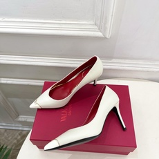 Valentino 华伦天奴 26𝐬𝐬 2026秋冬新品 金属小V扣尖头高跟单鞋 上新☑️ —————————————— Valentino 华伦天奴 26𝐬𝐬 2026秋冬新品 金属小V扣尖头高跟单鞋 上新☑️ ——————————————