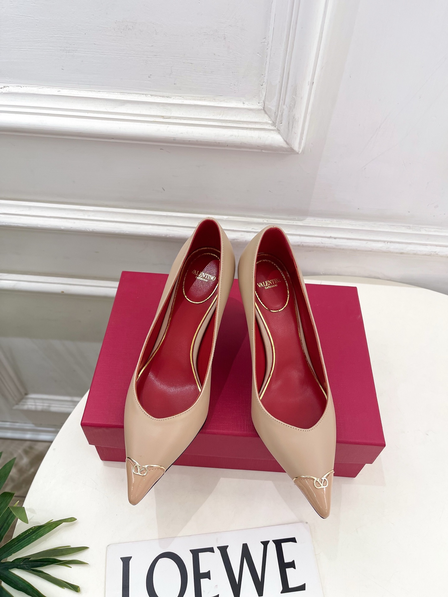 Valentino 华伦天奴 26𝐬𝐬 2026秋冬新品 金属小V扣尖头高跟单鞋 上新☑️ ——————————————