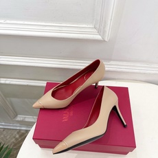 Valentino 华伦天奴 26𝐬𝐬 2026秋冬新品 金属小V扣尖头高跟单鞋 上新☑️ —————————————— Valentino 华伦天奴 26𝐬𝐬 2026秋冬新品 金属小V扣尖头高跟单鞋 上新☑️ ——————————————