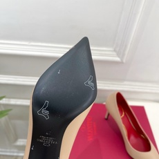Valentino 华伦天奴 26𝐬𝐬 2026秋冬新品 金属小V扣尖头高跟单鞋 上新☑️ —————————————— Valentino 华伦天奴 26𝐬𝐬 2026秋冬新品 金属小V扣尖头高跟单鞋 上新☑️ ——————————————