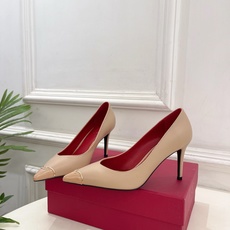 Valentino 华伦天奴 26𝐬𝐬 2026秋冬新品 金属小V扣尖头高跟单鞋 上新☑️ —————————————— Valentino 华伦天奴 26𝐬𝐬 2026秋冬新品 金属小V扣尖头高跟单鞋 上新☑️ ——————————————