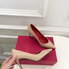 Valentino 华伦天奴 26𝐬𝐬 2026秋冬新品 金属小V扣尖头高跟单鞋 上新☑️ —————————————— Valentino 华伦天奴 26𝐬𝐬 2026秋冬新品 金属小V扣尖头高跟单鞋 上新☑️ ——————————————