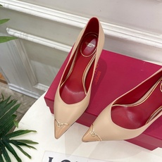 Valentino 华伦天奴 26𝐬𝐬 2026秋冬新品 金属小V扣尖头高跟单鞋 上新☑️ —————————————— Valentino 华伦天奴 26𝐬𝐬 2026秋冬新品 金属小V扣尖头高跟单鞋 上新☑️ ——————————————