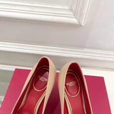 Valentino 华伦天奴 26𝐬𝐬 2026秋冬新品 金属小V扣尖头高跟单鞋 上新☑️ —————————————— Valentino 华伦天奴 26𝐬𝐬 2026秋冬新品 金属小V扣尖头高跟单鞋 上新☑️ ——————————————