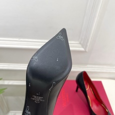 Valentino 华伦天奴 26𝐬𝐬 2026秋冬新品 金属小V扣尖头高跟单鞋 上新☑️ —————————————— Valentino 华伦天奴 26𝐬𝐬 2026秋冬新品 金属小V扣尖头高跟单鞋 上新☑️ ——————————————