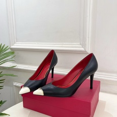 Valentino 华伦天奴 26𝐬𝐬 2026秋冬新品 金属小V扣尖头高跟单鞋 上新☑️ —————————————— Valentino 华伦天奴 26𝐬𝐬 2026秋冬新品 金属小V扣尖头高跟单鞋 上新☑️ ——————————————