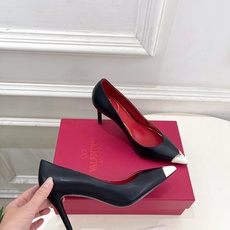 Valentino 华伦天奴 26𝐬𝐬 2026秋冬新品 金属小V扣尖头高跟单鞋 上新☑️ —————————————— Valentino 华伦天奴 26𝐬𝐬 2026秋冬新品 金属小V扣尖头高跟单鞋 上新☑️ ——————————————