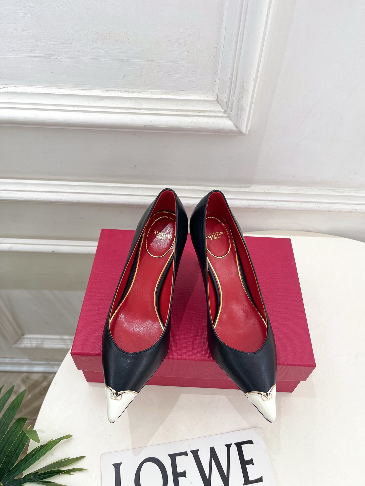 Valentino 华伦天奴 26𝐬𝐬 2026秋冬新品 金属小V扣尖头高跟单鞋 上新☑️ ——————————————