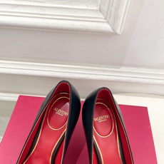 Valentino 华伦天奴 26𝐬𝐬 2026秋冬新品 金属小V扣尖头高跟单鞋 上新☑️ —————————————— Valentino 华伦天奴 26𝐬𝐬 2026秋冬新品 金属小V扣尖头高跟单鞋 上新☑️ ——————————————