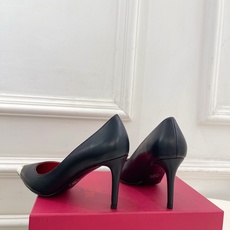 Valentino 华伦天奴 26𝐬𝐬 2026秋冬新品 金属小V扣尖头高跟单鞋 上新☑️ —————————————— Valentino 华伦天奴 26𝐬𝐬 2026秋冬新品 金属小V扣尖头高跟单鞋 上新☑️ ——————————————