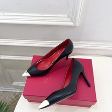 Valentino 华伦天奴 26𝐬𝐬 2026秋冬新品 金属小V扣尖头高跟单鞋 上新☑️ —————————————— Valentino 华伦天奴 26𝐬𝐬 2026秋冬新品 金属小V扣尖头高跟单鞋 上新☑️ ——————————————