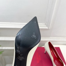 Valentino 华伦天奴 26𝐬𝐬 2026秋冬新品 金属小V扣尖头高跟单鞋 上新☑️ —————————————— Valentino 华伦天奴 26𝐬𝐬 2026秋冬新品 金属小V扣尖头高跟单鞋 上新☑️ ——————————————