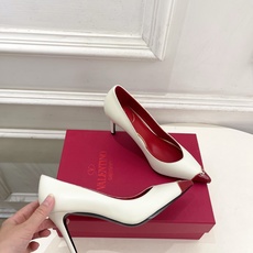 Valentino 华伦天奴 26𝐬𝐬 2026秋冬新品 金属小V扣尖头高跟单鞋 上新☑️ —————————————— Valentino 华伦天奴 26𝐬𝐬 2026秋冬新品 金属小V扣尖头高跟单鞋 上新☑️ ——————————————