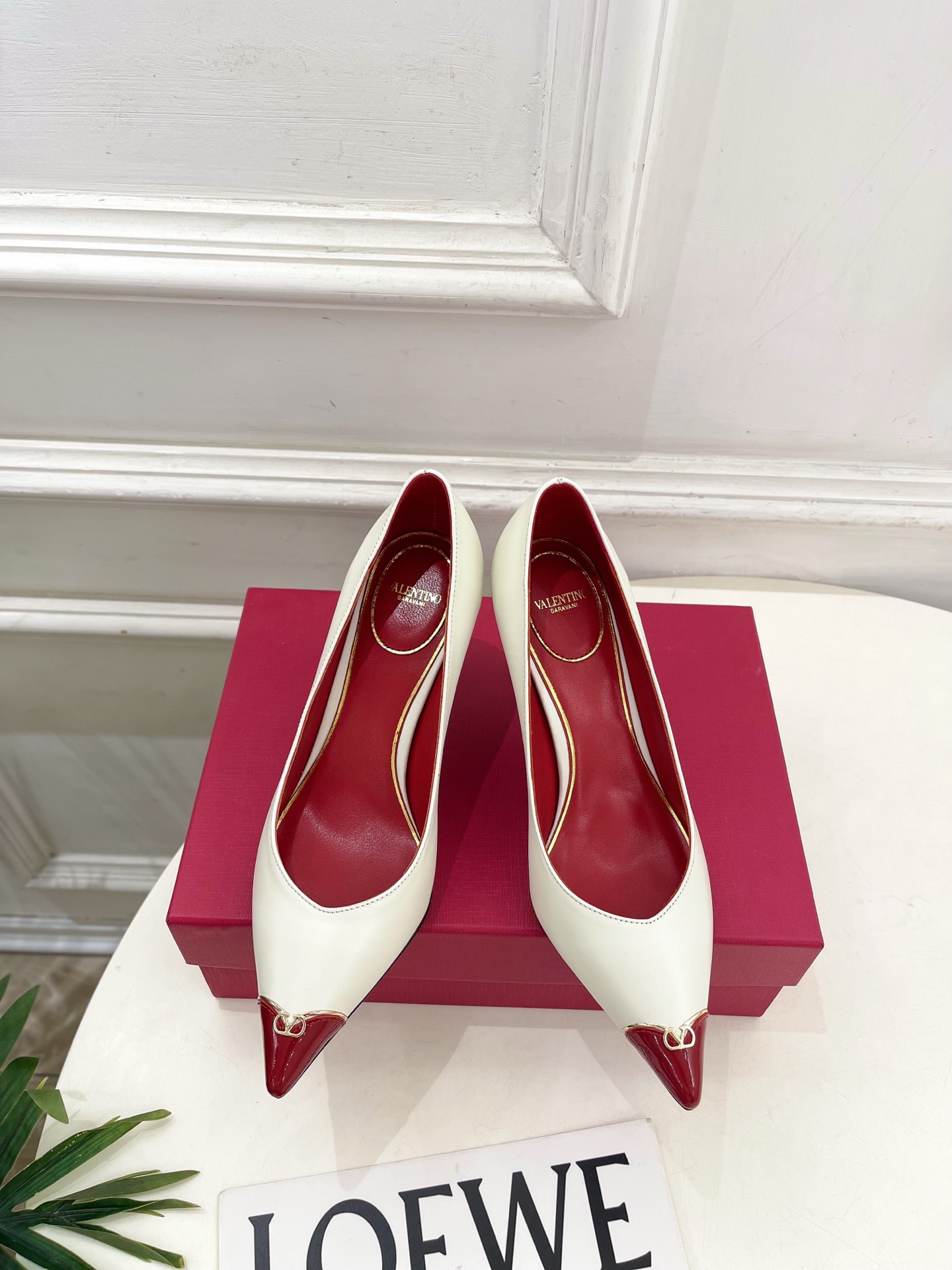 Valentino 华伦天奴 26𝐬𝐬 2026秋冬新品 金属小V扣尖头高跟单鞋 上新☑️ ——————————————