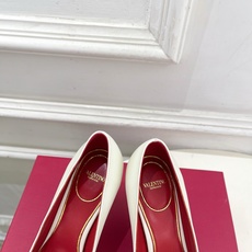 Valentino 华伦天奴 26𝐬𝐬 2026秋冬新品 金属小V扣尖头高跟单鞋 上新☑️ —————————————— Valentino 华伦天奴 26𝐬𝐬 2026秋冬新品 金属小V扣尖头高跟单鞋 上新☑️ ——————————————